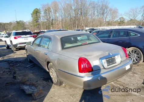 2000 Lincoln Town Car Signature z USA, uszkodzony, nr VIN 1LNHM82W1YY832463